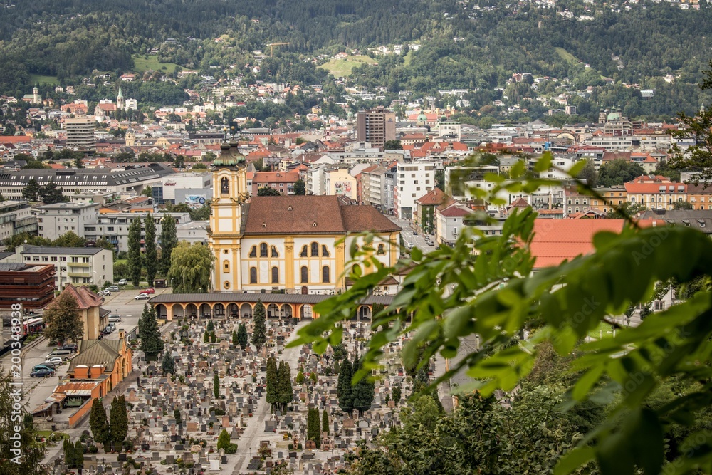 Fototapeta premium Kirche und Friedhof von Innsbruck im Sommer