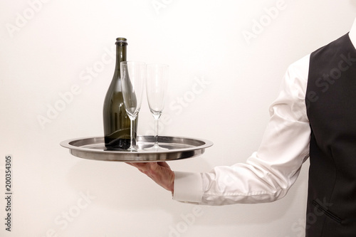 A waiter / butler in white ...
