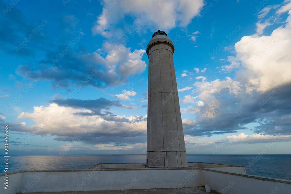 Obraz premium veduta dal basso del faro con nuvole