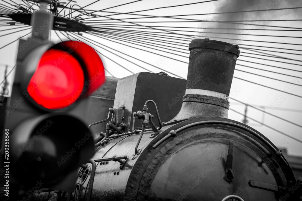 Naklejka premium stary pociąg z czerwonym światłem - czarno-biały obraz