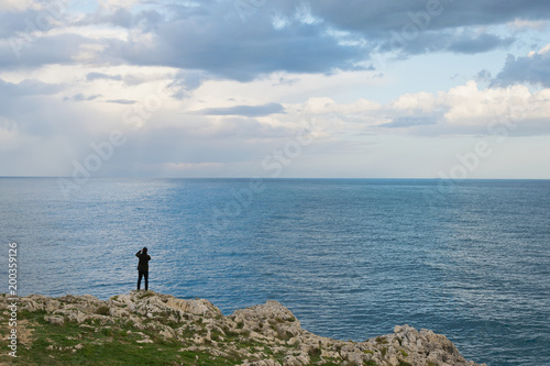 uomo sulla roccia sul mare