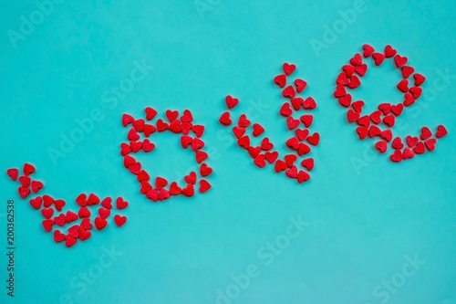 Foto The word love on a blue background.