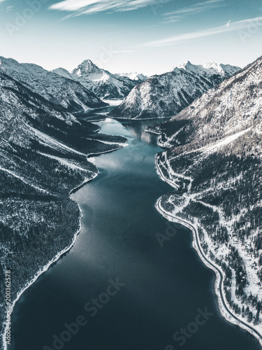 Fjord unf fluss von oben zwischen den Bergen aus der Luft, Luftaufnahme photo