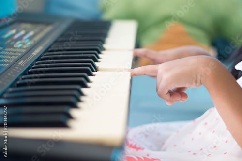 Foto The finger of a girl studying the keyboard.