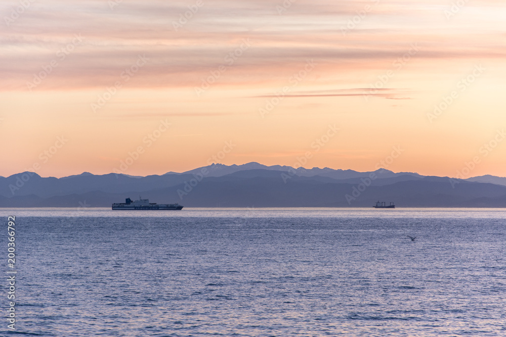 Nave al tramonto