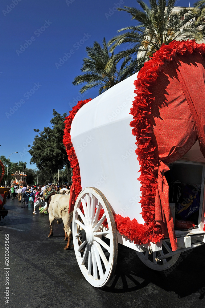 Carretas de la Hermandad del Rocío a través de las calles de Sevilla. Esta romería se celebra cada primavera con gran devoción popular.