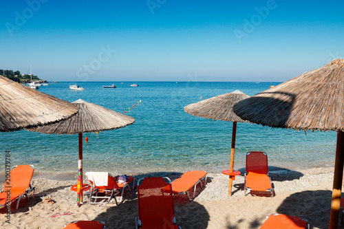 Plage, soleil et parasols