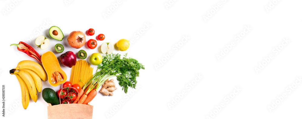 Fototapeta Zdrowe jedzenie. Zdrowy wegetariański jedzenie w papierowej torbie makaron, warzywa i owoc na bielu. Koncepcja zakupy żywności. Długi format z kopią miejsca