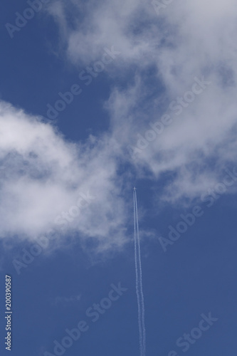 飛行機雲・青空と雲「空想・雲のモンスター」（新社会人、旅立ち、見守る、頑張るなどのイメージ）
