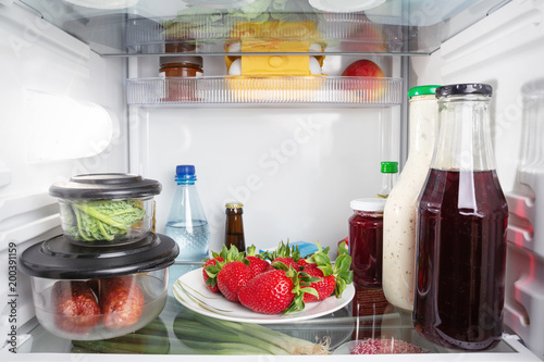 Lebensmittel im geschlossenen Kühlschrank