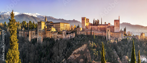 Photo Palace and fortress complex Alhambra with Comares Tower, Palacios Nazaries and Palace of Charles V during sunset in Granada, Andalusia, Spain