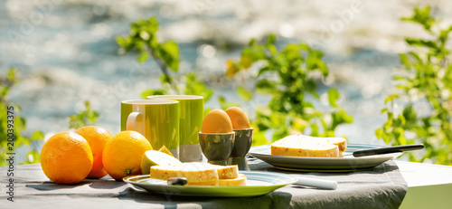 Frühstück am Wasser