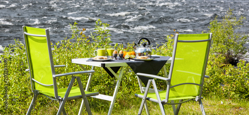 Frühstück am Wasser