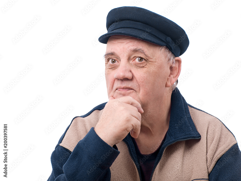 portrait homme âgé se frottant le menton sur fond blanc portrait homme âgé se frottant le menton sur fond blanc