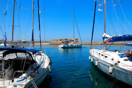 Voiliers dans le port de la Canée en Crète