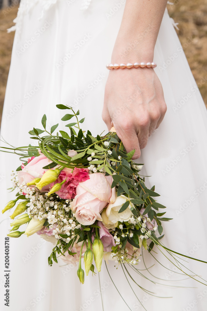Détail de la mariée avec son bouquet de mariage Stock Photo | Adobe Stock