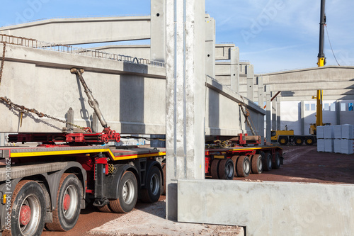 Schwertransport mit Betonteilen auf einer Großbaustelle