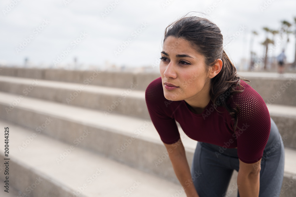 Obraz premium Pretty young brunette in sports clothing