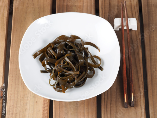 Thongweed – Sea thong – Sea spaghetti – Espagheti de mar

Sea spaghetti is a brown algae. Binomial name: Himanthalia elongata. It is an edible seaweed. photo