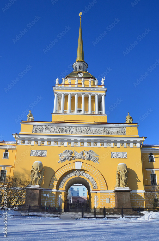 Шпиль на здании Адмиралтейства в Санкт-Петербурге в солнечную погоду, Россия