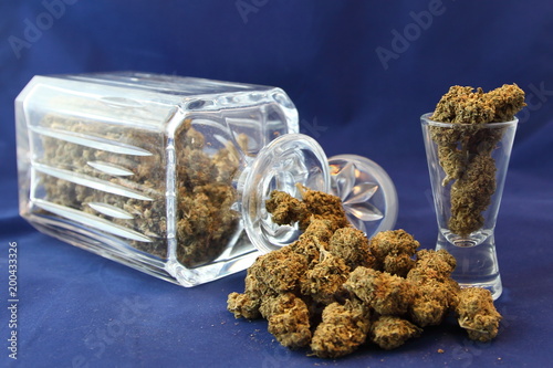 Tableau sur toile Marijuana crystal carafe & shot glass