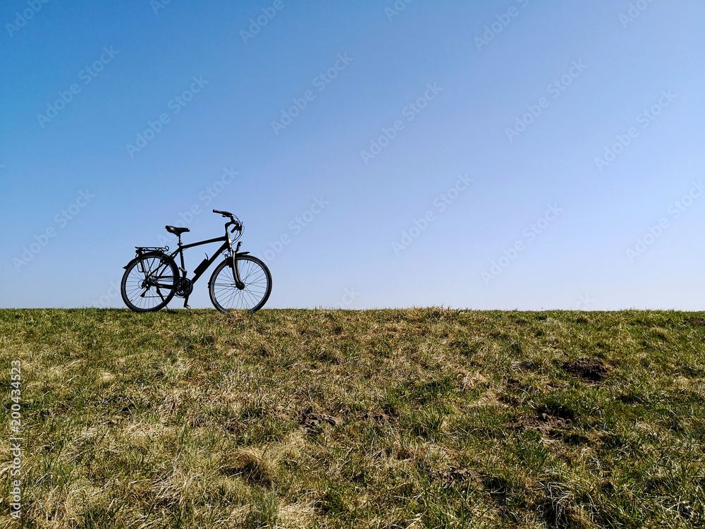 Symbolbild Fahrradtour Ostseeküste am Deich Symbolbild Fahrradtour Ostseeküste am Deich