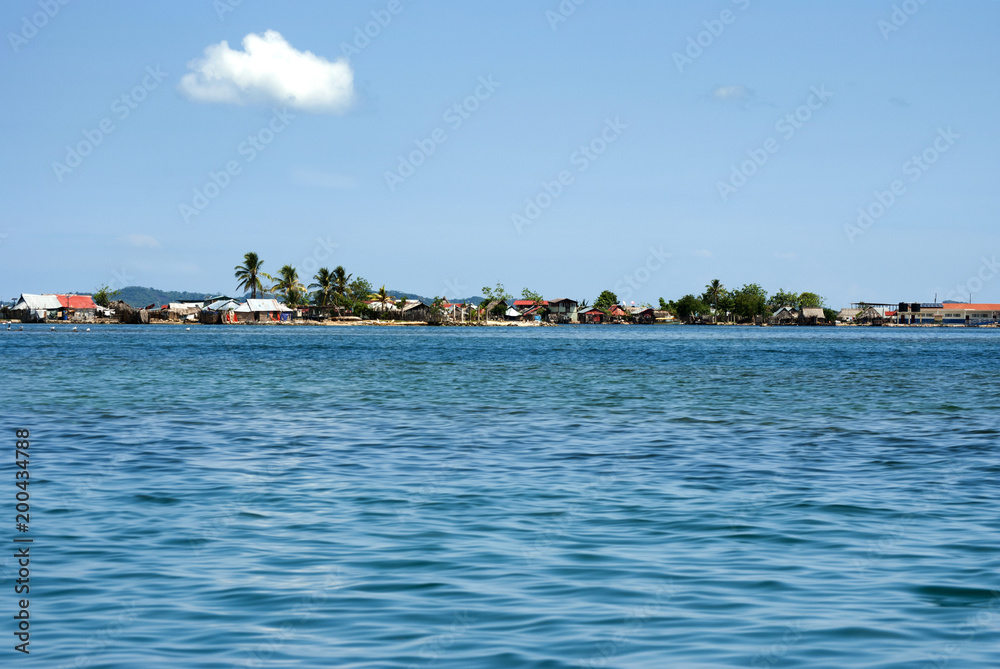 Poblado, pueblo de cabañas en una isla de Guna Yala, Kuna Yala, San Blas, Panamá, Caribe