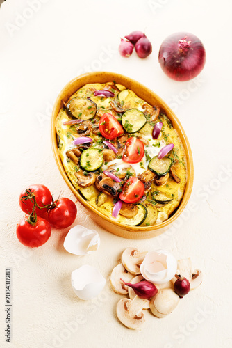 omlett in backform mit tomaten und pilze