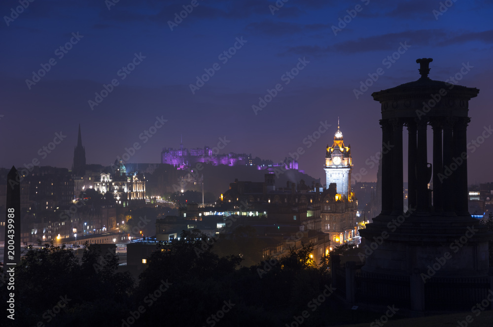 Obraz premium Edinburgh skyline at night from Calton Hill
