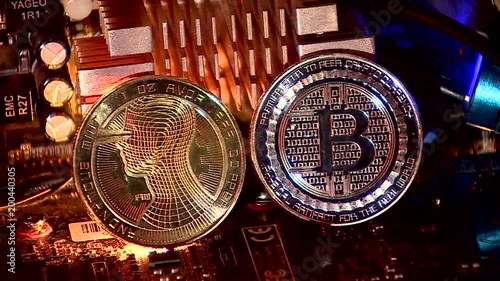  монеты биткоин на фоне электронно плато