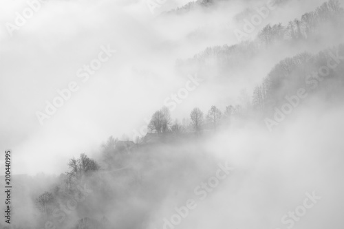 Paysage de montagne dans la brume 