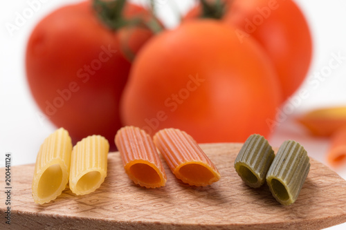 bunte Nudeln auf Holzlöffel makro unten photo