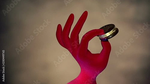 кисть руки держат биткоины монеты