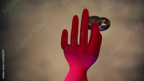 пальцы держат монеты биткоин , вращающаяся красная кисть руки.