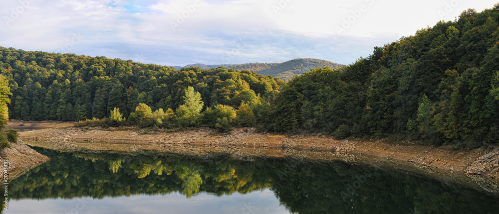 Naklejka premium Panoramic view of a lake in Navarra