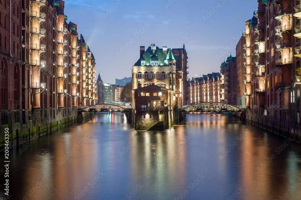 Wasserschloß  in der Speicherstadt, dem Unesco Weltkulturerbe, am Abend in Hamburg, Deutschland.