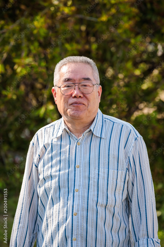 自然の緑背景とシニア日本人男性 自然の緑背景とシニア日本人男性