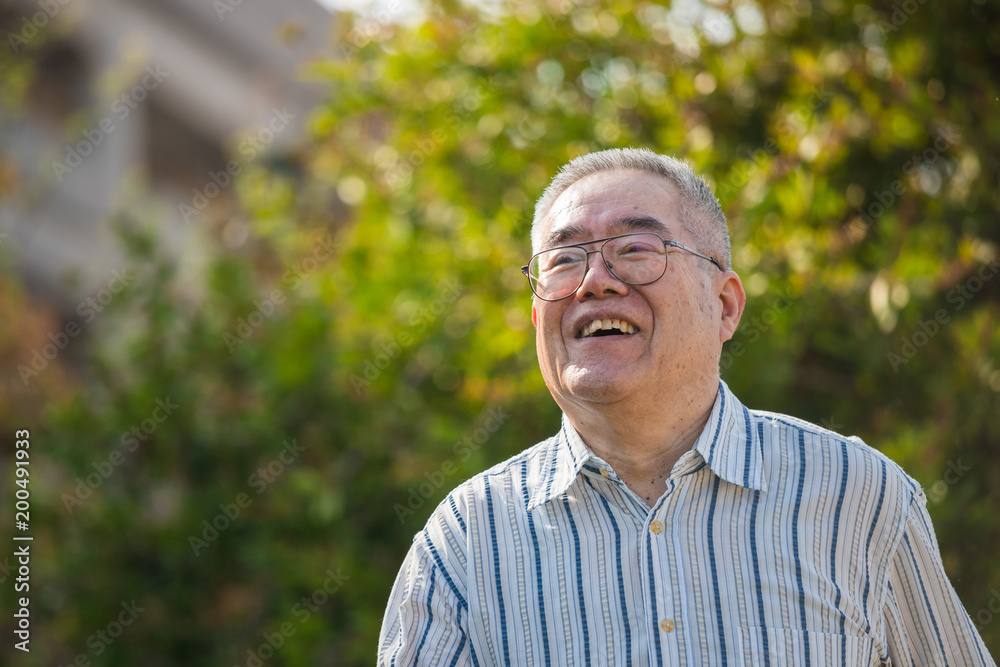自然の緑背景とシニア日本人男性 自然の緑背景とシニア日本人男性