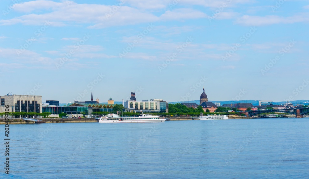 Stadtbild Mainz Rheinufer