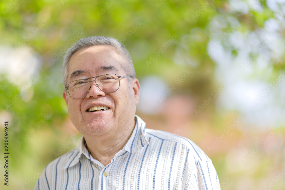 自然の緑背景とシニア日本人男性 自然の緑背景とシニア日本人男性