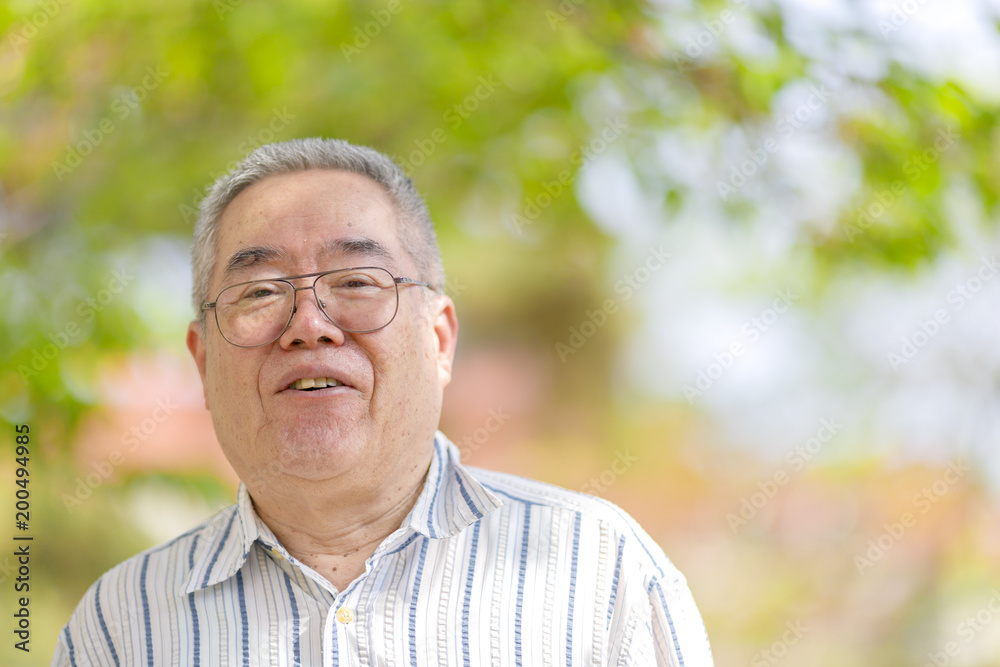 自然の緑背景とシニア日本人男性 自然の緑背景とシニア日本人男性