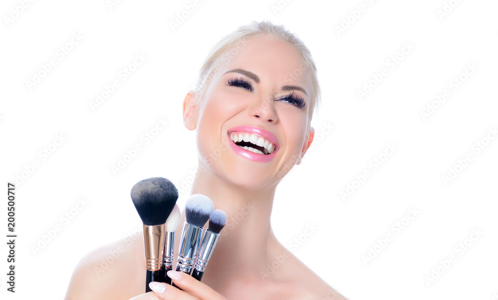 Junge Frau beim Auftragen von Make-up, Kosmetik, Schönheit, Beauty, Makeup, Gesicht; Nahaufnahme Junge Frau beim Auftragen von Make-up, Kosmetik, Schönheit, Beauty, Makeup, Gesicht; Nahaufnahme