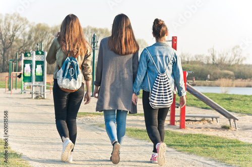 Trzy młode kobiety na spacerze