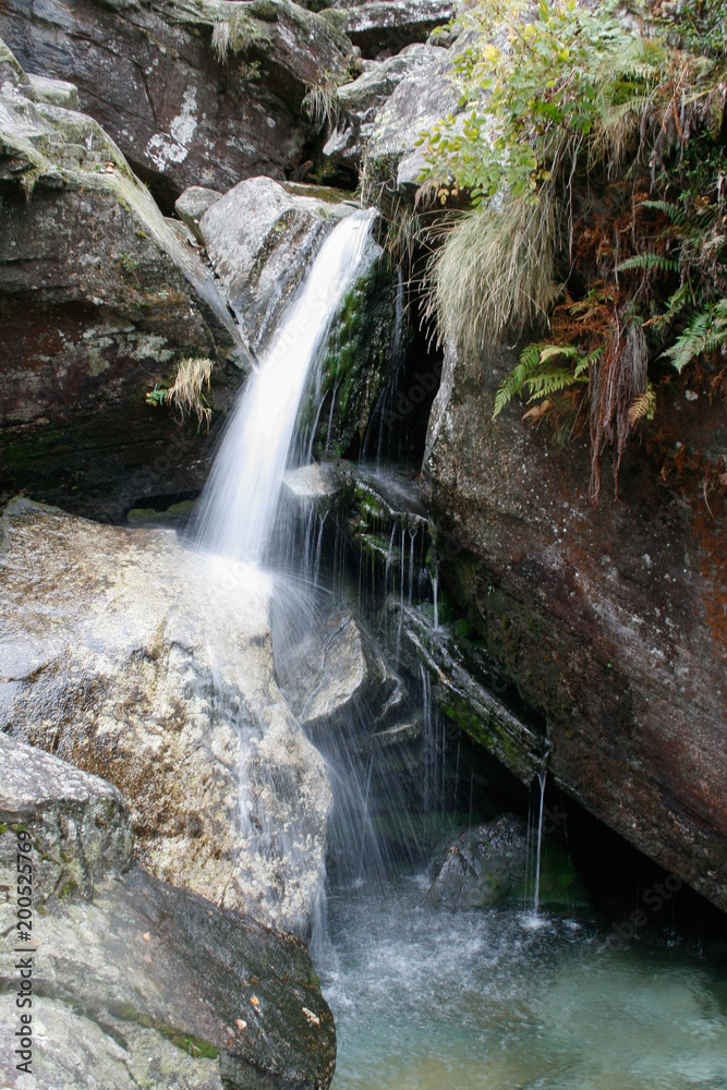Fototapeta premium Kleiner Wasserfall im Vercasca-Tal