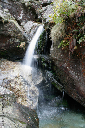 Kleiner Wasserfall im Vercasca-Tal