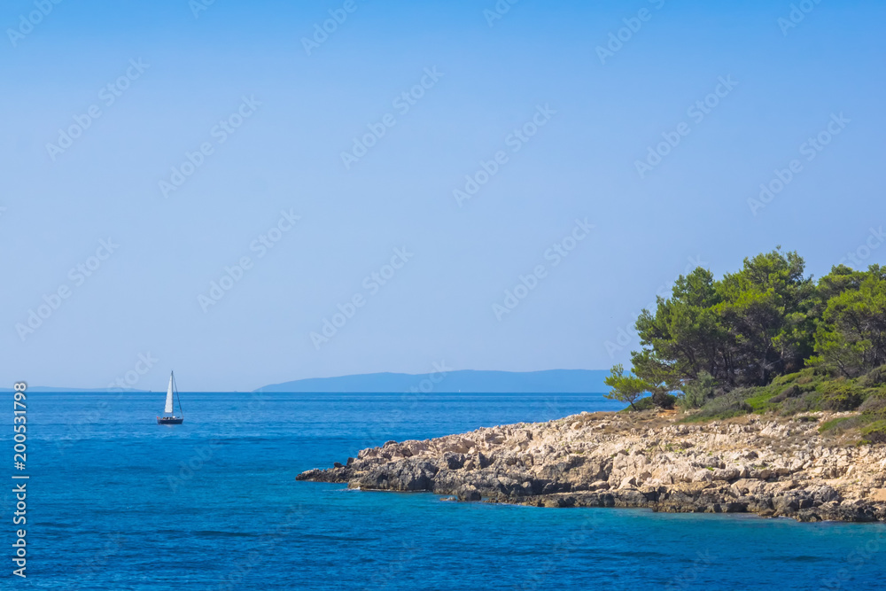 Segelboot vor der Küste der kroatischen Insel Rab