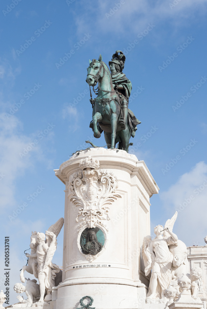 Monumento al rey D. José I, en el centro de la plaza del comercio , montado en su hermosa jaca, pisando serpientes, vestido con la capa 