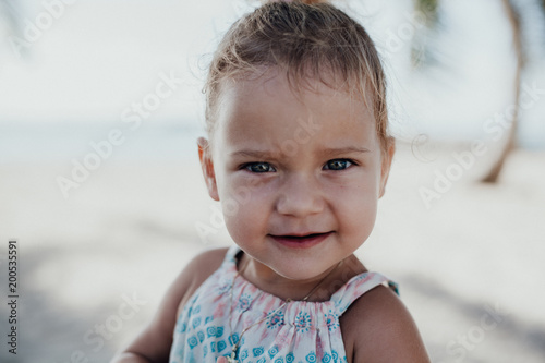 Portrait eines kleinen Mädchens mit blauen Augen photo