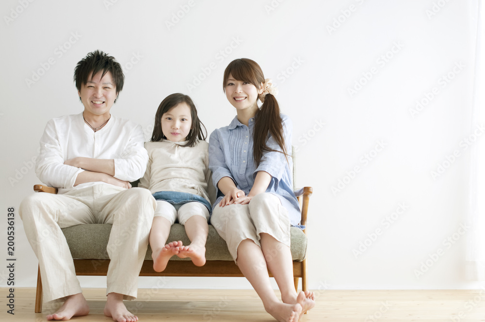 ソファーに座る家族