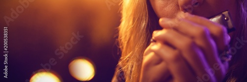 Foto Musician playing harmonica in nightclub